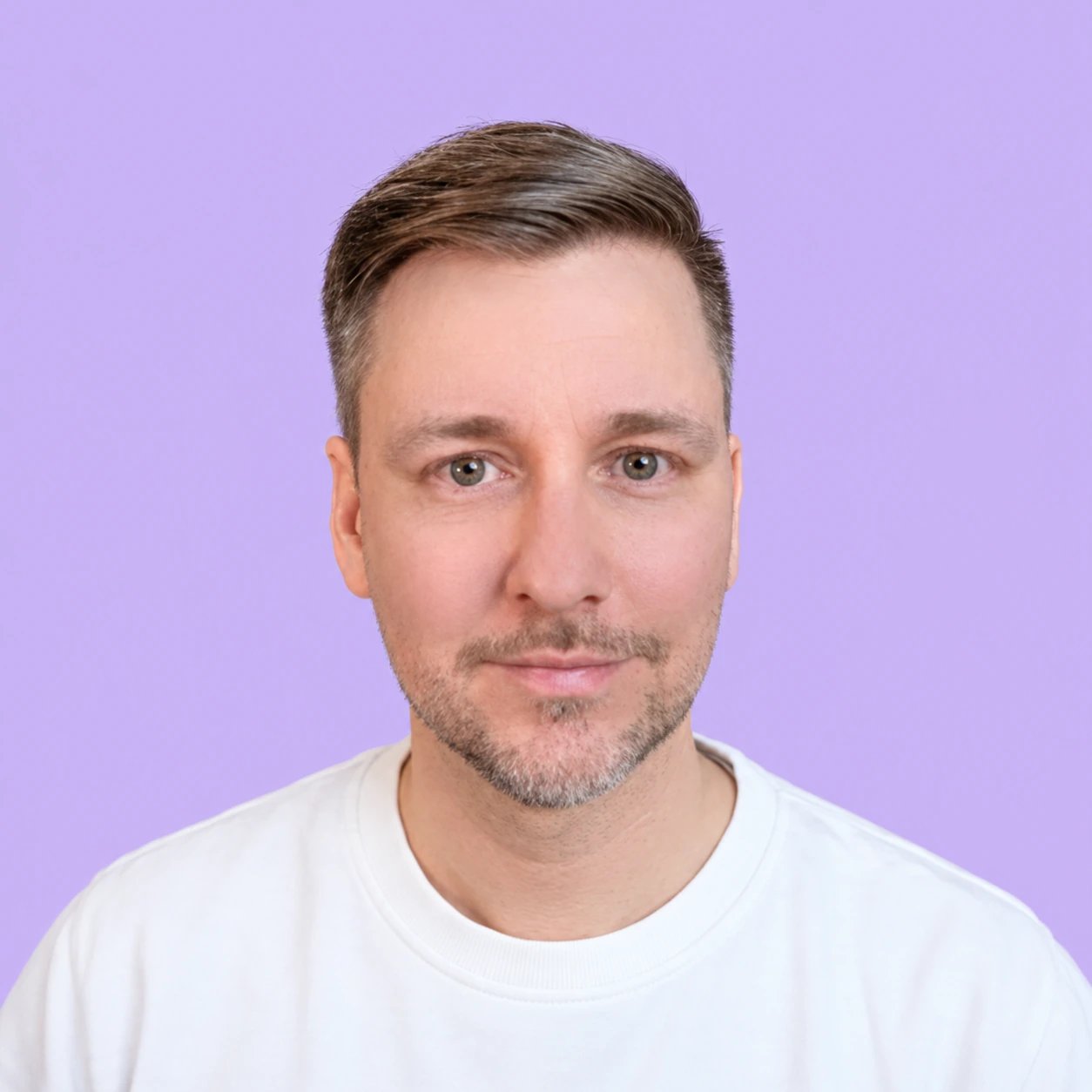 Tuomas Malinen on a lilac background