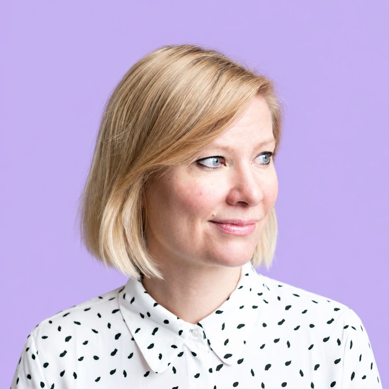 Hanna Prami on a lilac background